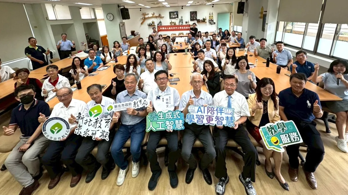 與校長協會合作辦理初任校長研討會,教育局長張明文與大家合影。(圖/新北市教育局提供)