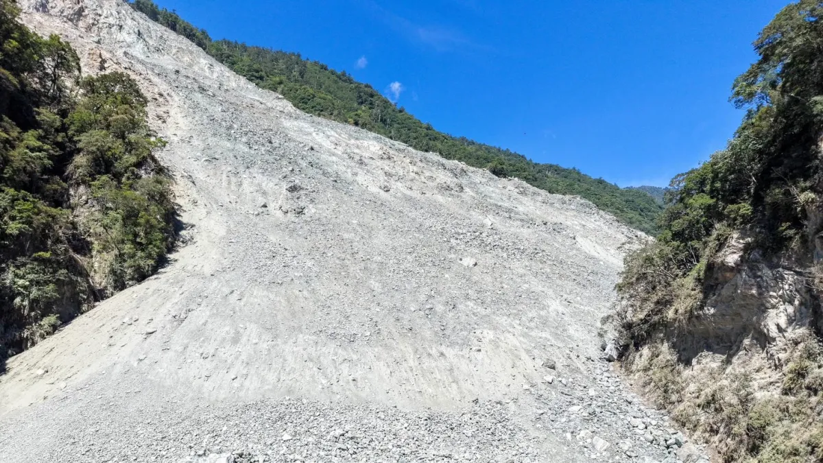 The collapse above Matai'an Creek runs more than a kilometer along the mountainside, and the slope has not stopped moving. (Photo courtesy of Huang Cheng-hsien)
