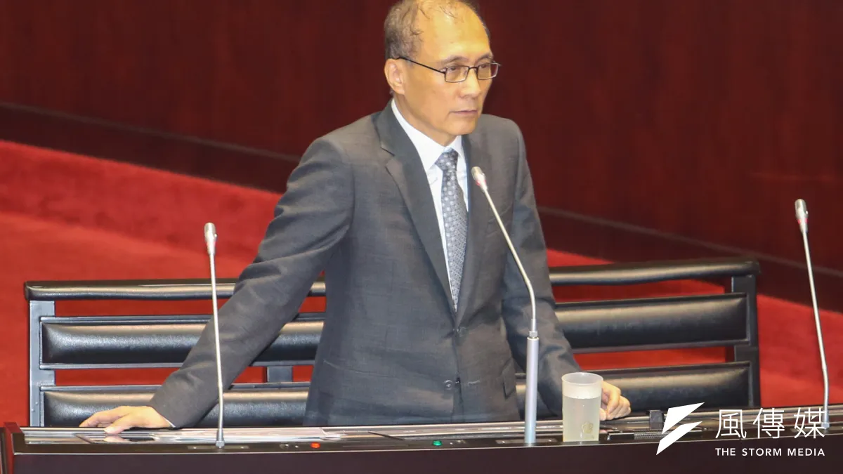 行政院長林全14日在立法院備詢時表示,以提升大學畢業生起薪3萬元為目標。(陳明仁攝)