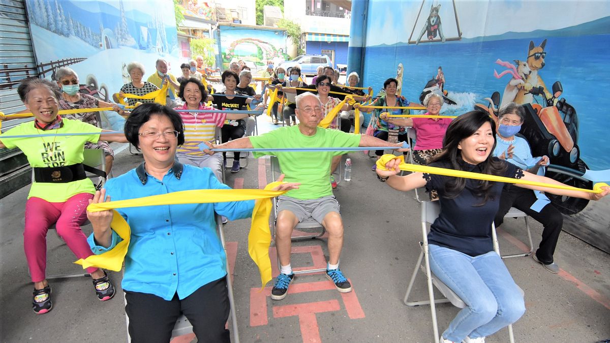 縣長王惠美關心彰化市忠權社區、向陽社區照顧關懷據點健促共餐活-在忠權社區親自參與老人運動。(圖/彰化縣政府提供) 縣長王惠美關心彰化市忠權社區、向陽社區照顧關懷據點健促共餐活-在忠權社區親自參與老人運動。(圖/彰化縣政府提供)