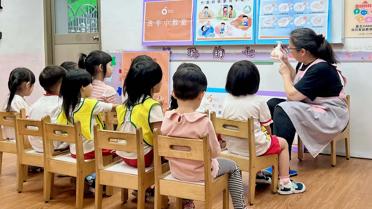 橘子工坊將洗手七字訣「內、外、夾、弓、大、立、腕」化為一場充滿驚喜與樂趣的洗手體驗。圖片來源:橘子工坊 橘子工坊將洗手七字訣「內、外、夾、弓、大、立、腕」化為一場充滿驚喜與樂趣的洗手體驗。圖片來源:橘子工坊