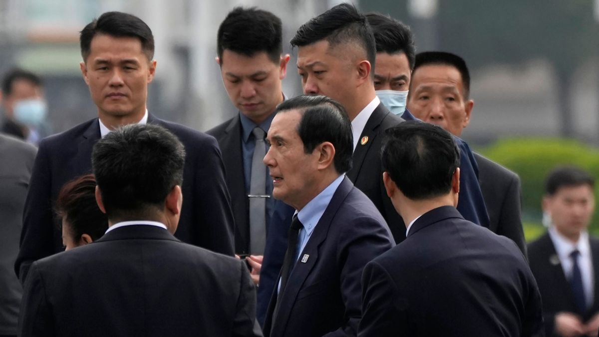 作家楊照(見圖)4日於節目《世界一把抓》中指出,中國官方一定嚴密注意前總統馬英九(見圖)訪中時的言行。(資料照,美聯社) 作家楊照(見圖)4日於節目《世界一把抓》中指出,中國官方一定嚴密注意前總統馬英九(見圖)訪中時的言行。(資料照,美聯社)