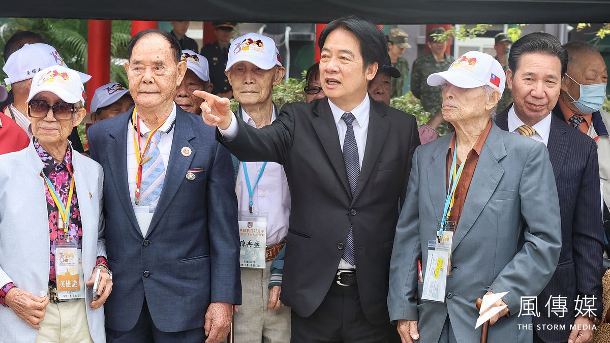 總統賴清德25日主持「古寧頭戰役75週年追思紀念」活動,他並向出席的參戰官兵及家屬致意。(柯承惠攝) 總統賴清德25日主持「古寧頭戰役75週年追思紀念」活動,他並向出席的參戰官兵及家屬致意。(柯承惠攝)