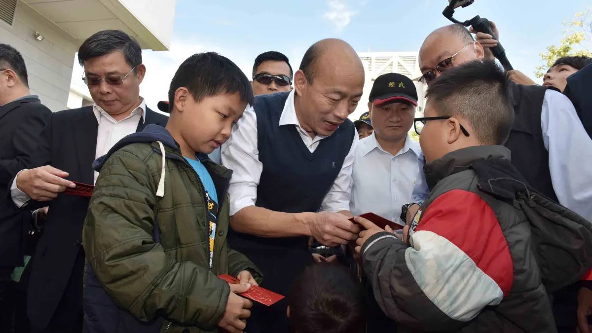 高雄市長韓國瑜22日現身發紅包,預祝高雄市民鼠年行大運。(高雄市政府提供)