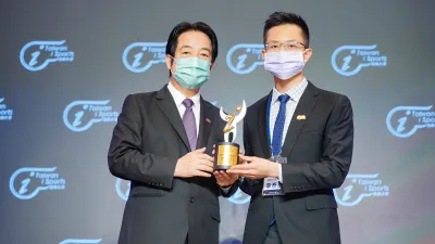 龍騰文化事業股份有限公司副董事長李彥熹從副總統賴清德手中接下「運動企業認證」獎座。(圖/龍騰文化提供)