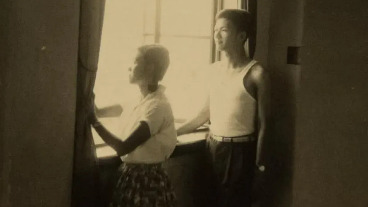 1957年麗儀春節假期回港,攝於上海書局編輯部,時年21歲。(李怡提供)