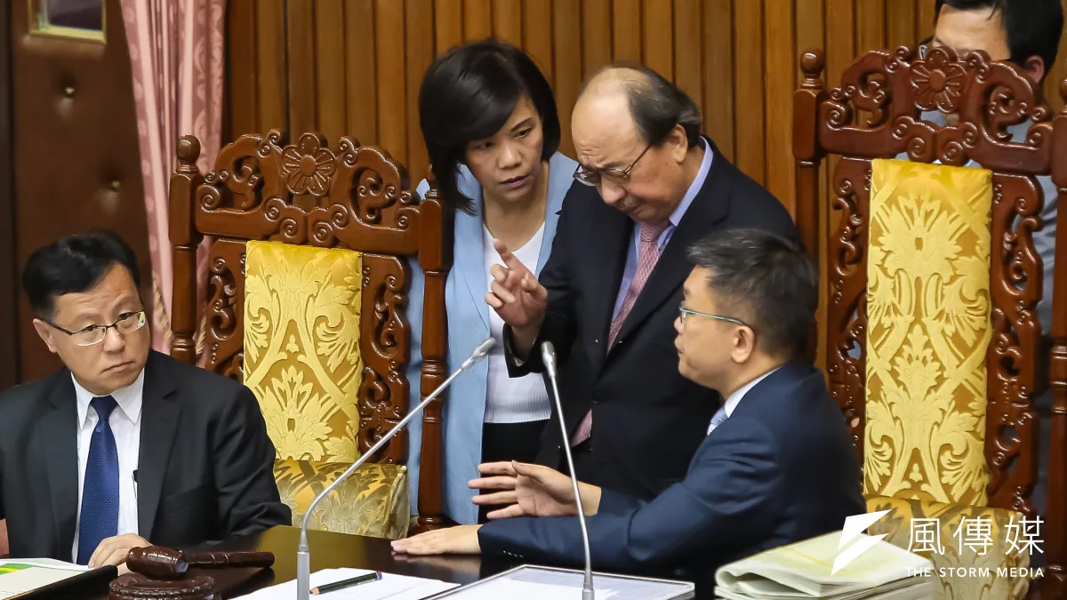 民進黨總召柯建銘、立法院副院長蔡其昌22日於立院臨時會審查「公務人員退休撫卹法草案」時交談。(顏麟宇攝)