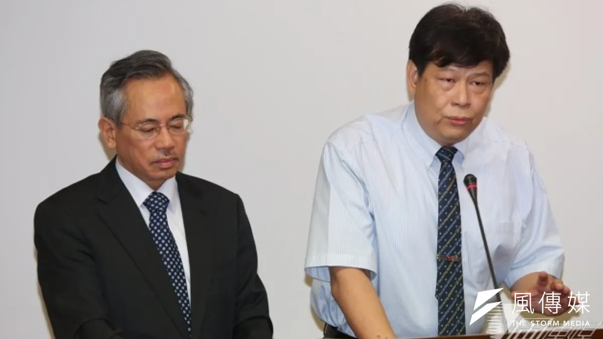 立委王育敏24日於立法院衛環委員會質詢,詢問目前的食安危機代表認證機制失靈,她問經濟部及衛福部何者管理強度較強?但衛福部長邱文達(左)、食藥署長葉明功(右)卻與經濟部門戶踢皮球。(余志偉攝)