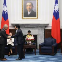 總統賴清德(前左2)5日在總統府接見「凱達格蘭論壇:2026印太安全對話」訪賓,加拿大前國貿部長艾德.法斯特(Ed Fast)(前左)致詞結束後,與賴總統握手致意。(中央社) 總統賴清德(前左2)5日在總統府接見「凱達格蘭論壇:2026印太安全對話」訪賓,加拿大前國貿部長艾德.法斯特(Ed Fast)(前左)致詞結束後,與賴總統握手致意。(中央社)