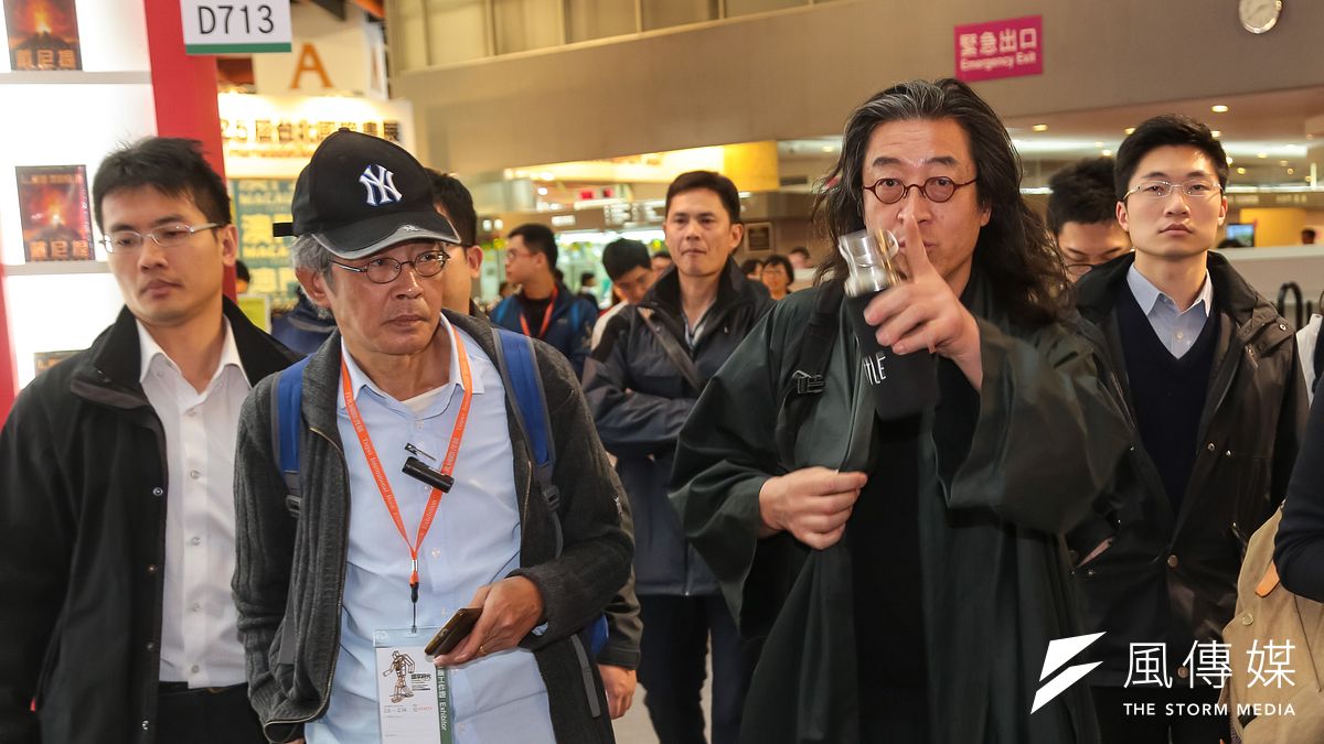 銅鑼灣書店老闆林榮基8日與作家貝嶺參觀「第25屆台北國際書展」。(顏麟宇攝) 銅鑼灣書店老闆林榮基8日與作家貝嶺參觀「第25屆台北國際書展」。(顏麟宇攝)