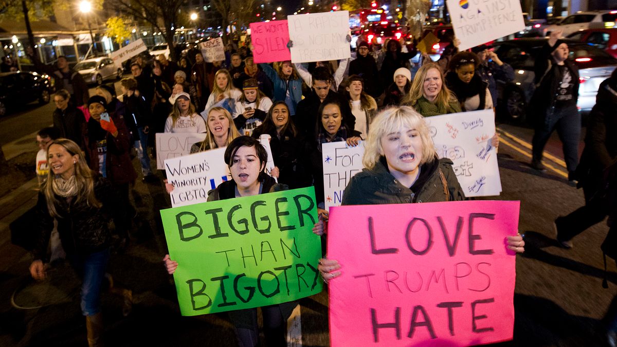 川普先生成為美國第45位總統,剩下的另一半選民,痛哭流涕者有之,上街示威者有之,計畫去紐西蘭或者加拿大移民者有之….一個“美”麗的“國”家,硬生生的被分成了兩半。(資料照,美聯社) 川普先生成為美國第45位總統,剩下的另一半選民,痛哭流涕者有之,上街示威者有之,計畫去紐西蘭或者加拿大移民者有之….一個“美”麗的“國”家,硬生生的被分成了兩半。(資料照,美聯社)