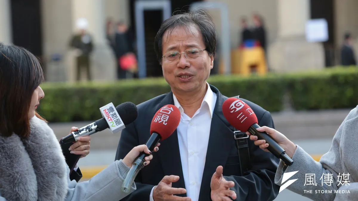 全國公務人員協會理事長李來希22日在年金改革國是會議表示,總統府過去是鼓舞人心、促進團結的場域,看看今天外面層層圍牆、拒馬、人龍,他為這個國家感到悲哀。(顏麟宇攝)