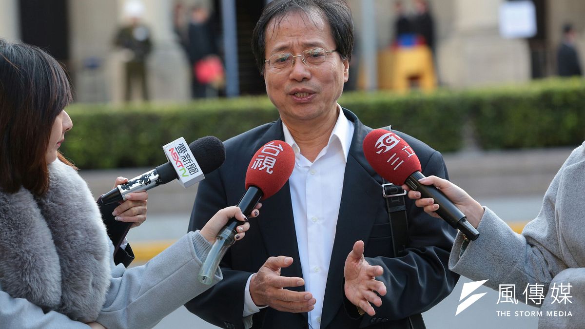 全國公務人員協會理事長李來希22日在年金改革國是會議表示,總統府過去是鼓舞人心、促進團結的場域,看看今天外面層層圍牆、拒馬、人龍,他為這個國家感到悲哀。(顏麟宇攝) 全國公務人員協會理事長李來希22日在年金改革國是會議表示,總統府過去是鼓舞人心、促進團結的場域,看看今天外面層層圍牆、拒馬、人龍,他為這個國家感到悲哀。(顏麟宇攝)