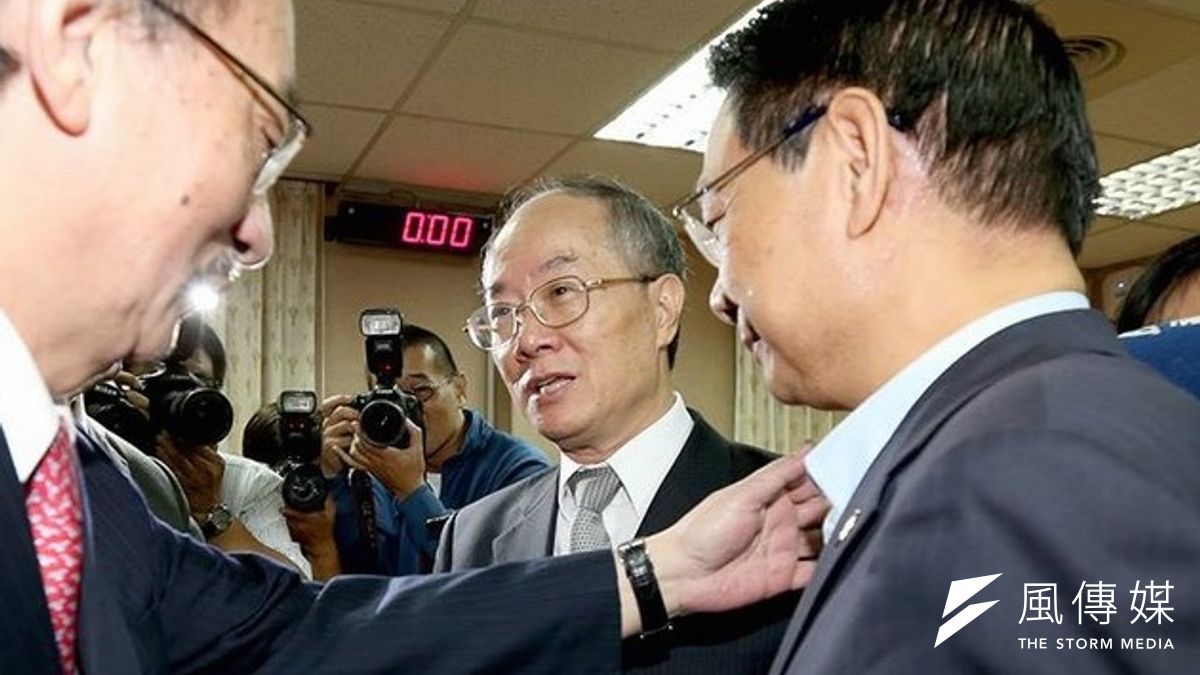 檢察總長黃世銘洩密案今天一審宣判,司法首長的清白猶如皇后的貞操,台北地方法院是同意檢方認定,或是支持黃世銘說法,即將揭曉。 (吳逸驊攝) 檢察總長黃世銘洩密案今天一審宣判,司法首長的清白猶如皇后的貞操,台北地方法院是同意檢方認定,或是支持黃世銘說法,即將揭曉。 (吳逸驊攝)