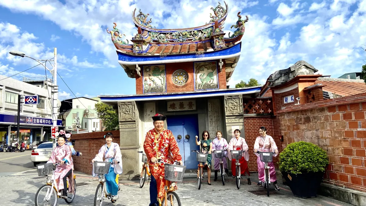 台中市霧峰區公所行銷觀光有一套,以穿古裝騎YouBike的車隊,介紹漫遊林家花園、乾溪自行車道等。(圖/台中市政府)