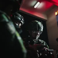 台湾軍は米軍の支援を受けながら、指揮統制の分散化を学んでいる。写真は漢光演習期間中、宜蘭への増援に向かう前、第2作戦区の大隊長がTAKシステムを通じて任務説明と命令を行う様子。(写真/中央通信社) 台湾軍は米軍の支援を受けながら、指揮統制の分散化を学んでいる。写真は漢光演習期間中、宜蘭への増援に向かう前、第2作戦区の大隊長がTAKシステムを通じて任務説明と命令を行う様子。(写真/中央通信社)