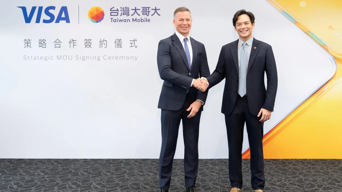 全球數位支付公司Visa宣佈,與台灣大哥大簽署策略合作備忘錄(MOU),啟動全台首個電信產業 AI 商務試點(左起:Visa亞太區總裁康軒誠、台灣大哥大總經理林之晨)。(VISA提供)