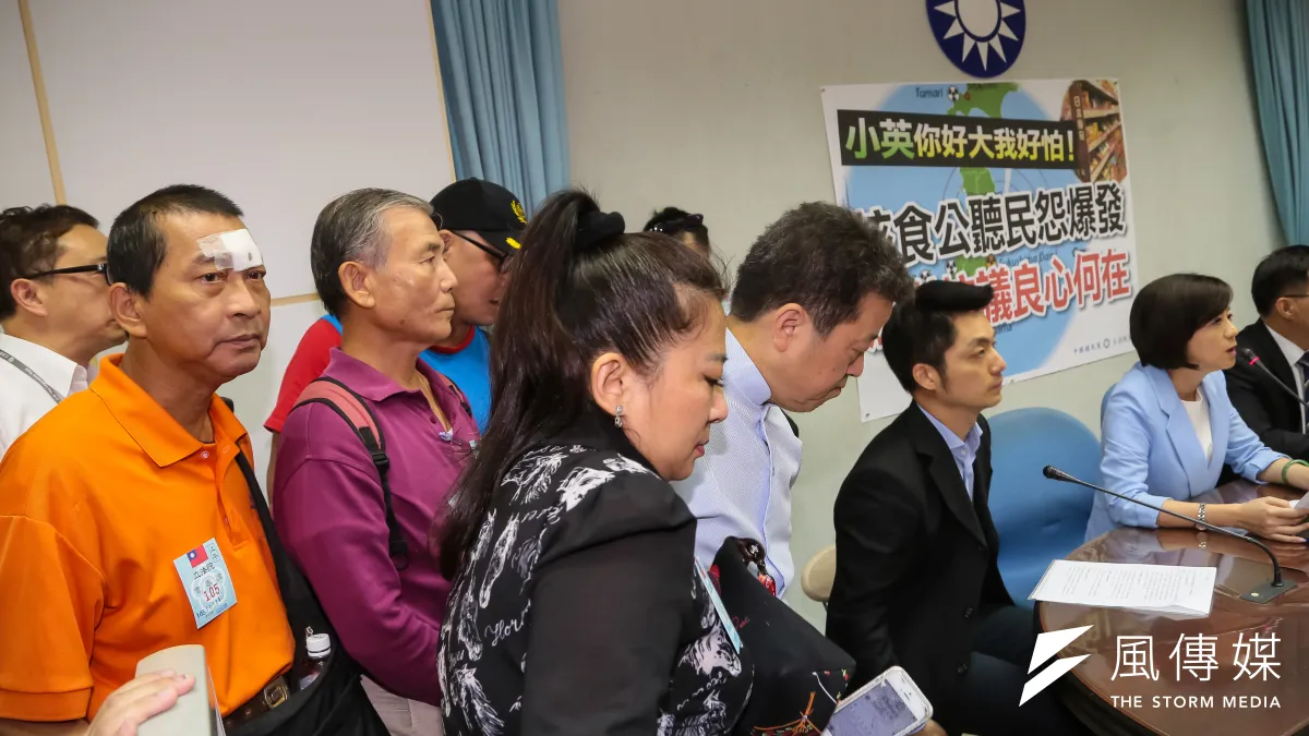 國民黨立委王育敏、江啟臣、李彥秀及農糧署公聽會受傷代表14日於立院召開「小英你好大我好怕!核食公聽民怨爆發,法辦抗議良心何在」記者會,頭部遭椅子砸傷的林忠賢也出席。(顏麟宇攝)
