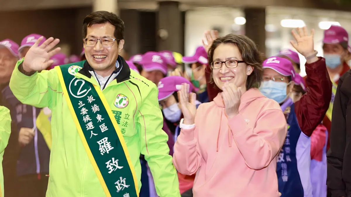 民進黨立委候選人羅致政(左)稍早自行宣布敗選,新北立委3連霸夢碎。(資料照,賴清德競辦提供)
