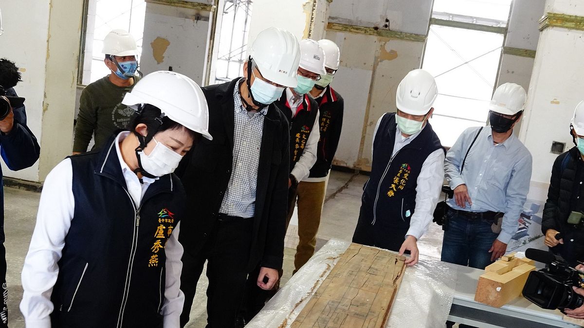 台中市長盧秀燕視察台中州廳修復工程進度,並查看新近才被發現,在天花板留有日據時期的「篙尺」。(圖/台中市政府文化局提供) 台中市長盧秀燕視察台中州廳修復工程進度,並查看新近才被發現,在天花板留有日據時期的「篙尺」。(圖/台中市政府文化局提供)