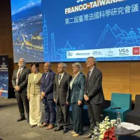 台法科研會議於格瑞諾布揭幕 聚焦戰略領域 第2屆台灣法國科學研究會議在法國舉行,國家科學及技術委員會主委吳誠文(右3)、駐法代表郝培芝(左2)、格瑞諾布UGA大學校長拉赫內希(左3)等人士出席。中央社記者曾依璇格瑞諾布攝115年4月21日 台法科研會議於格瑞諾布揭幕 聚焦戰略領域 第2屆台灣法國科學研究會議在法國舉行,國家科學及技術委員會主委吳誠文(右3)、駐法代表郝培芝(左2)、格瑞諾布UGA大學校長拉赫內希(左3)等人士出席。中央社記者曾依璇格瑞諾布攝115年4月21日