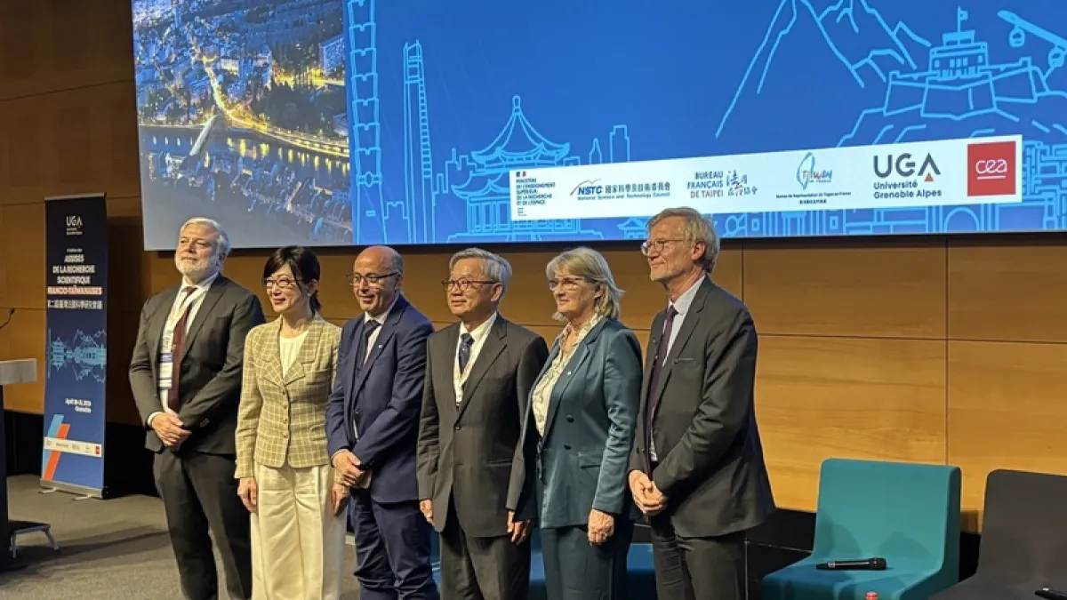 台法科研會議於格瑞諾布揭幕 聚焦戰略領域 第2屆台灣法國科學研究會議在法國舉行,國家科學及技術委員會主委吳誠文(右3)、駐法代表郝培芝(左2)、格瑞諾布UGA大學校長拉赫內希(左3)等人士出席。中央社記者曾依璇格瑞諾布攝115年4月21日