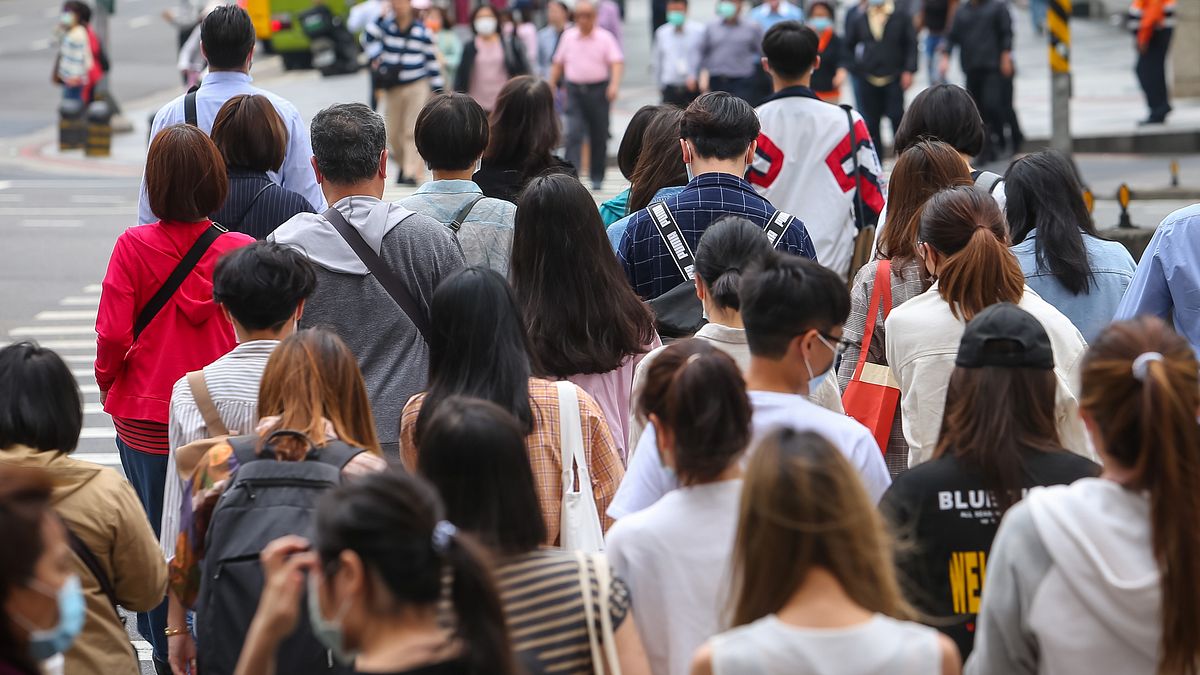 兼職打工制服費誰出、要給身分證?勞動契約怎麼簽一次看,雇主扣薪水違法嗎