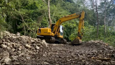 工務局偕同區公所及相關單位,前往六龜、桃源、茂林、那瑪夏等重災區展開道路搶修與災後復原工作。(圖/高市工務局提供)