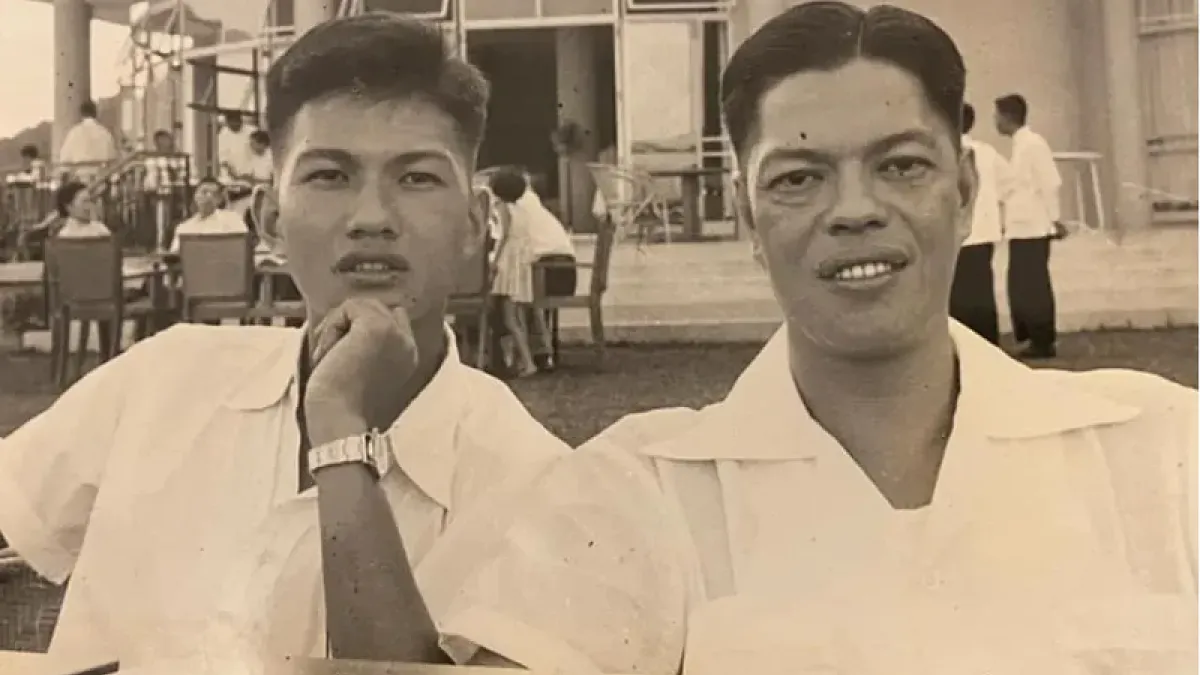 1956年二十歲時與父親合影。(李怡提供)