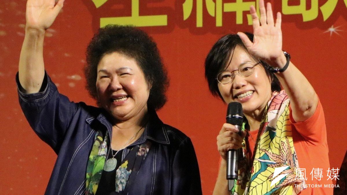 星空藝文季-左楠歌喉讚最後由秘書長陳菊(左)登場,並在台上強烈推薦劉世芳(右)。(圖/徐炳文攝) 星空藝文季-左楠歌喉讚最後由秘書長陳菊(左)登場,並在台上強烈推薦劉世芳(右)。(圖/徐炳文攝)