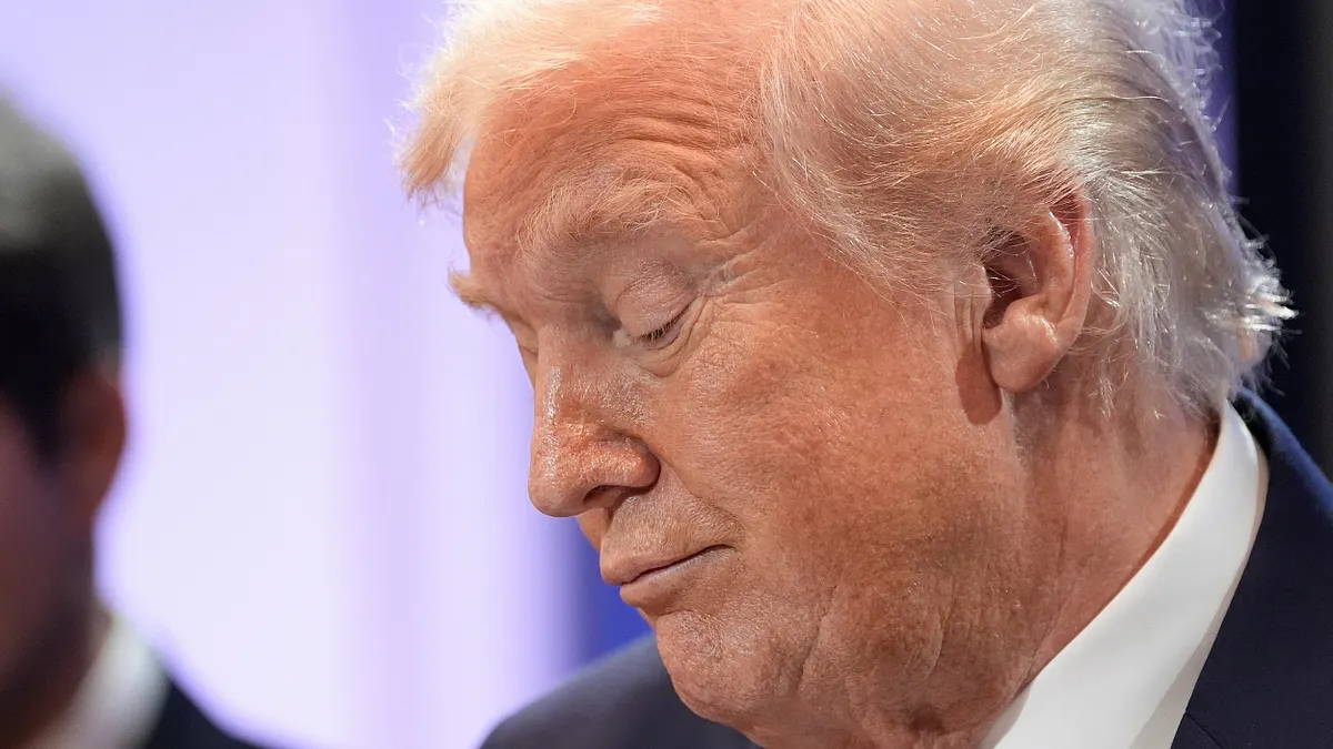 美國最高法院於20日裁定川普依《國際緊急經濟權力法》課徵之「對等關稅」違憲後,川普隔日立即以1974年貿易法第122條署行政命令,對全球商品課徵為期150天的10%關稅,隨後又宣稱將提高至該法允許的上限15%。(資料照,美聯社)