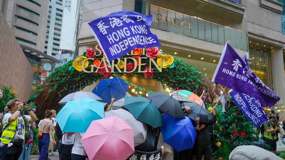 《港區國安法》生效後,港府稱「光復香港、時代革命」口號有「港獨」的意味。(美聯社) 《港區國安法》生效後,港府稱「光復香港、時代革命」口號有「港獨」的意味。(美聯社)