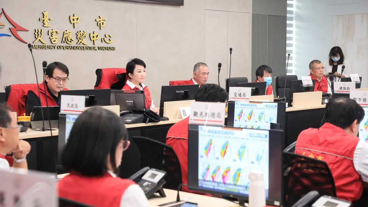 台中市長盧秀燕主持防颱一級應變中心會議,AIT派員觀摩。(圖/台中市政府)