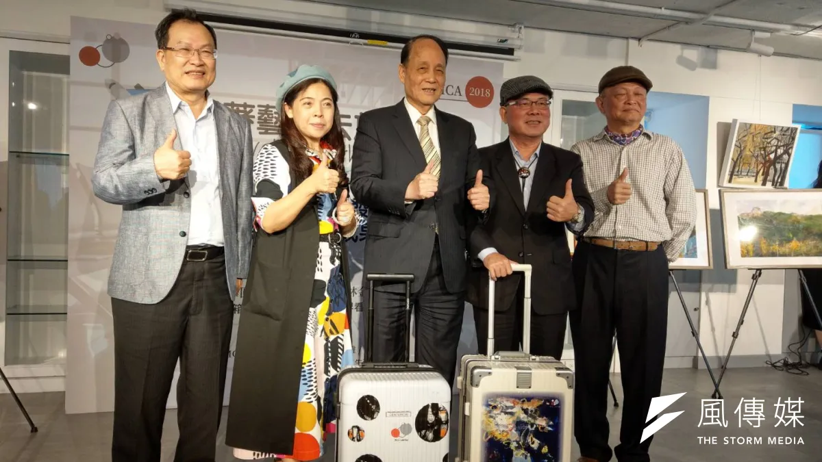 前警政署副署長蔡俊章(左起)、藝術家王迎春、前海峽交流基金會董事長林中森、藝術家林金田、華圓MCA董事長張國傑共同為藝術品跨界合作站台。(圖/陳又嘉攝)