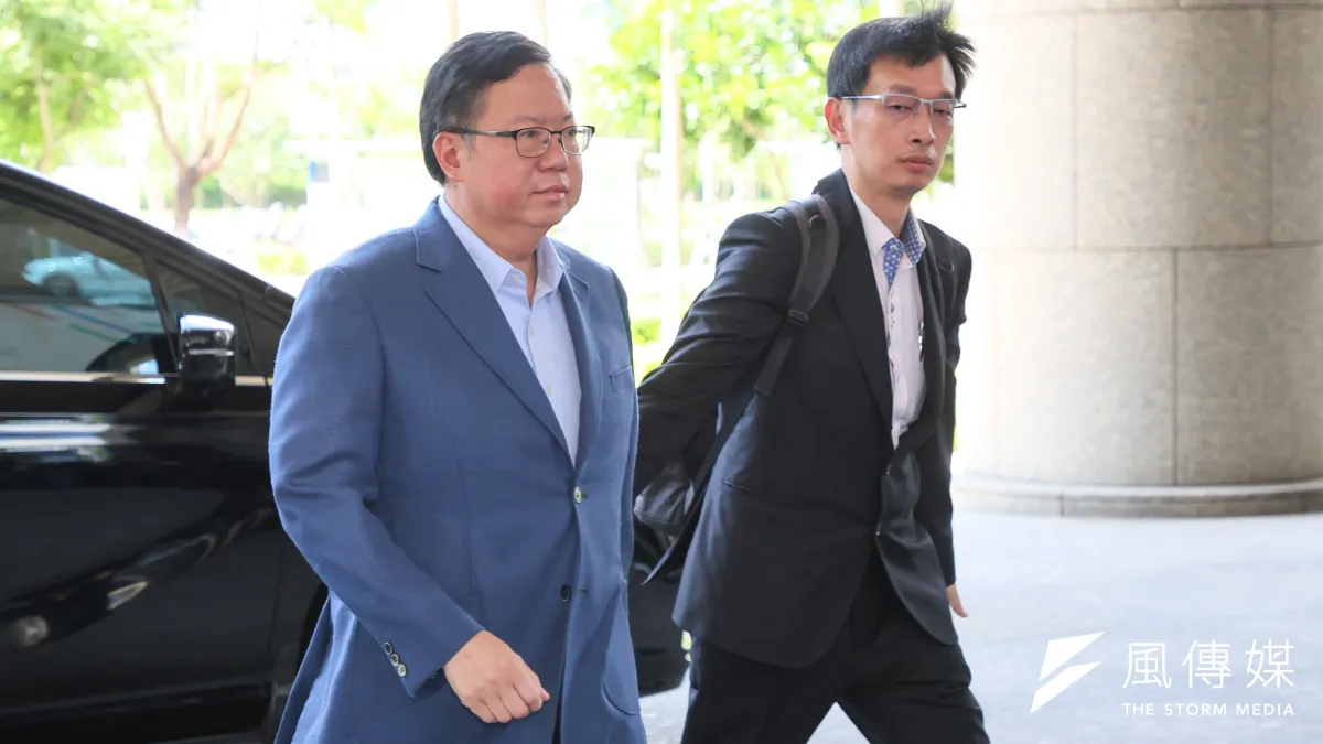 桃園地院今日重開羈押庭,前桃園市長鄭文燦(左)表情嚴肅步入法院,後地院裁定1200萬元交保。(顏麟宇攝)