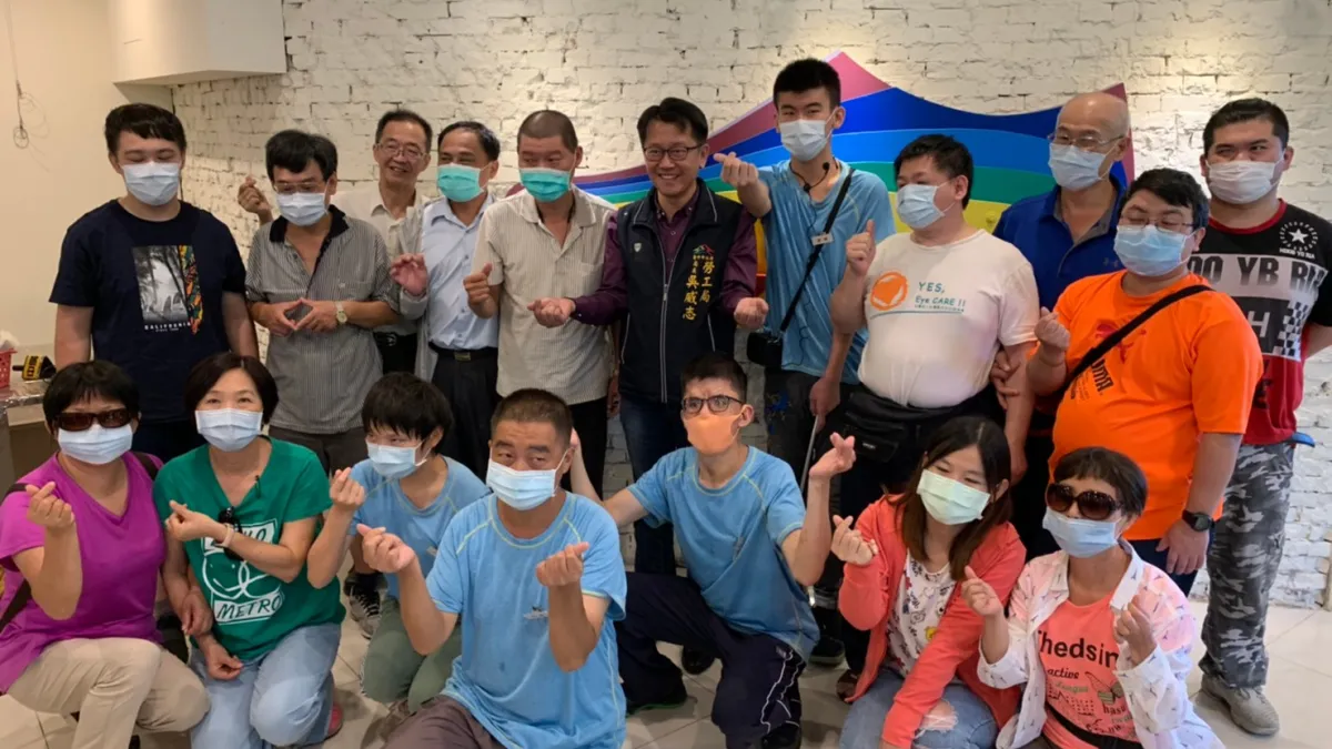 台中市府勞工局輔導視障民眾就業,帶領視障業按摩師進行異業參訪。(圖/台中市政府提供)