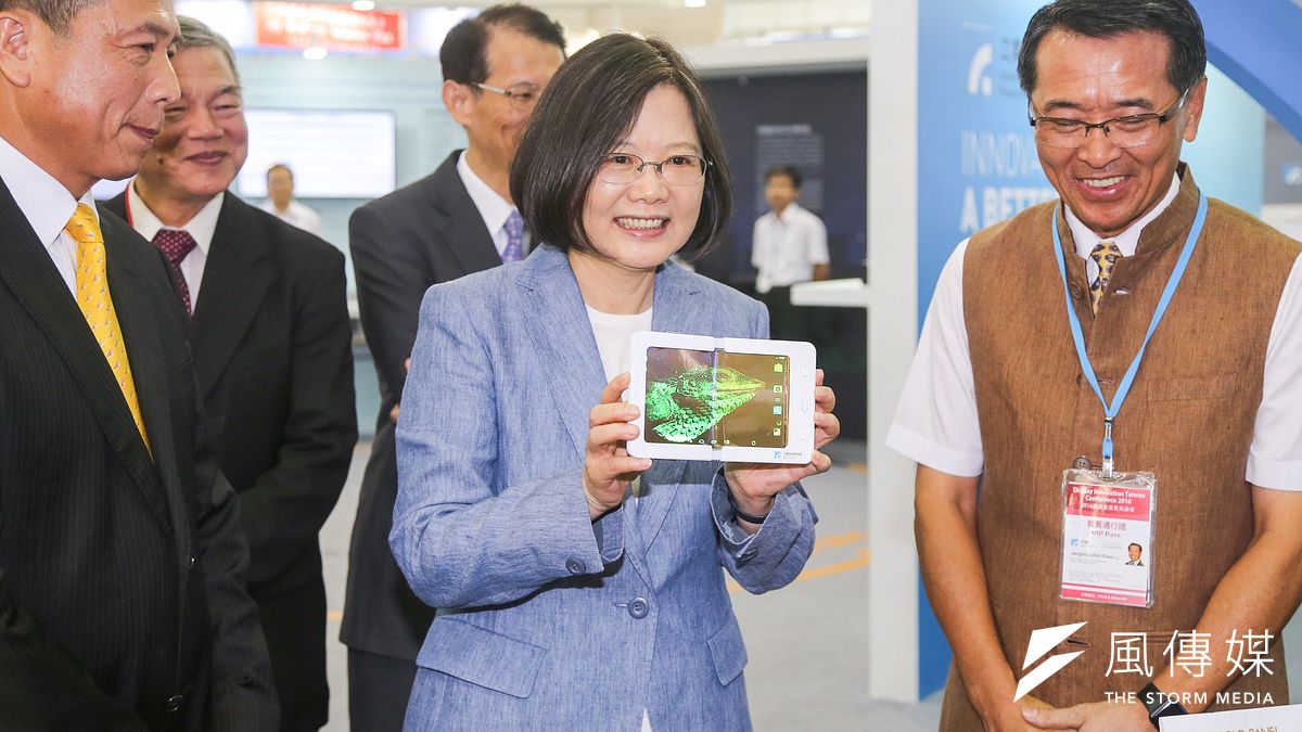 總統蔡英文今(1)日前往工研院親自為院士授證,對於施振榮的建言鰾是高度肯定。(資料照,陳明仁攝) 總統蔡英文今(1)日前往工研院親自為院士授證,對於施振榮的建言鰾是高度肯定。(資料照,陳明仁攝)
