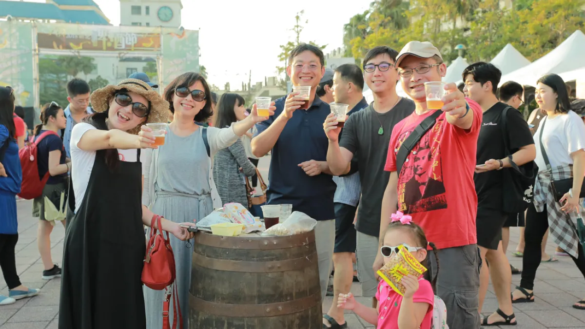 新北啤酒節吸引許多民眾攜伴在中秋連假前來暢飲啤酒、品嘗美食。(圖/新北市經發局提供)