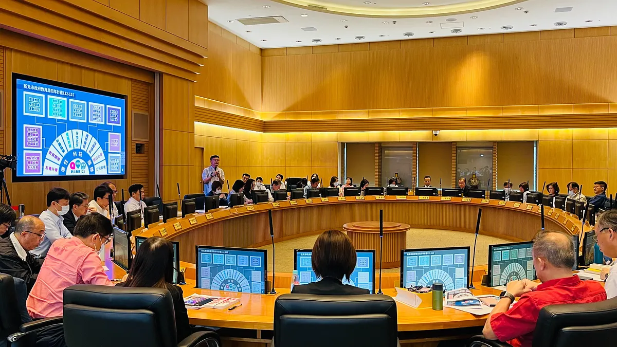 教育局長張明文於市政會議進行專案報告。(圖/新北市教育局提供)