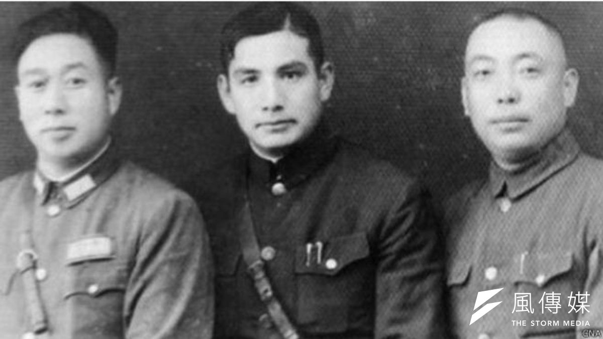 國民黨說張靈甫(中)是戰敗拒絕被俘自戕而死,共產黨說,是解放軍擊斃了張靈甫。(BBC中文網) 國民黨說張靈甫(中)是戰敗拒絕被俘自戕而死,共產黨說,是解放軍擊斃了張靈甫。(BBC中文網)