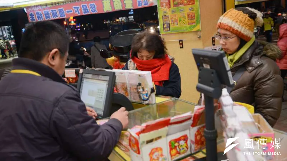 又到了春節必做的刮彩券、求好運時期,一起來看看民俗專家公開買彩券、刮刮樂的正確方位吧!(圖/林俊耀攝)