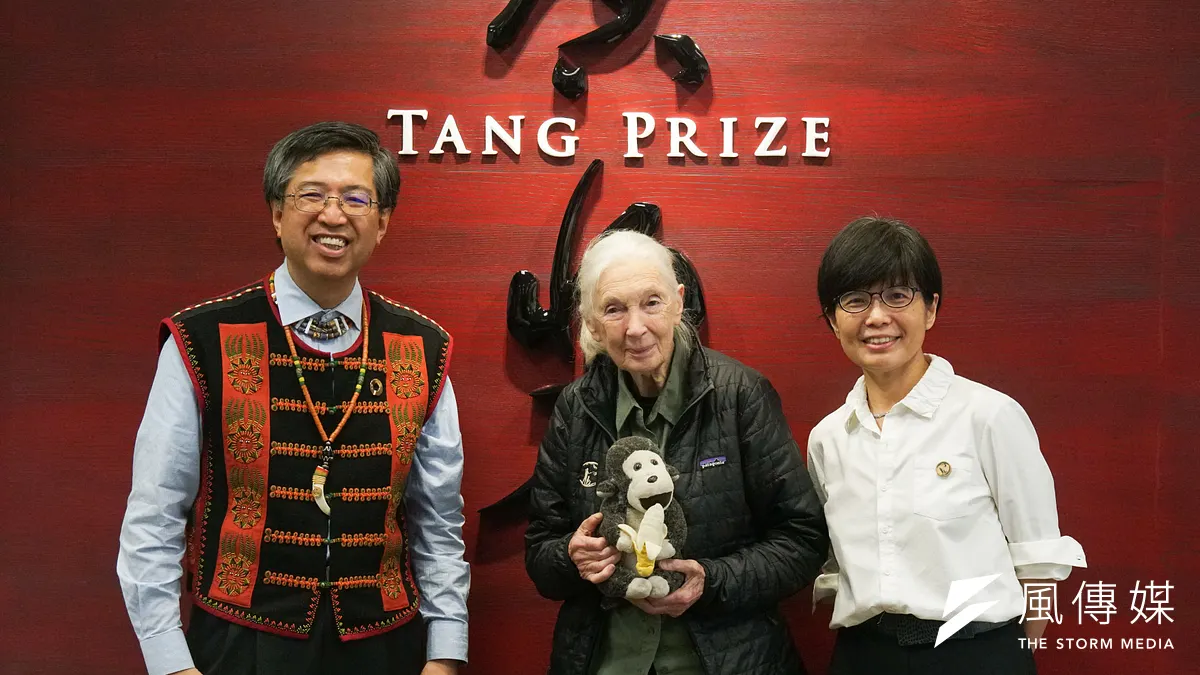 2025年6月9日,唐獎永續發展獎得主珍古德博士(Dr.Jane Goodall)(中)受訪,左為唐獎教育基金會執行長陳振川,右為國際珍古德教育執行長郭雪貞。(蔡親傑攝)