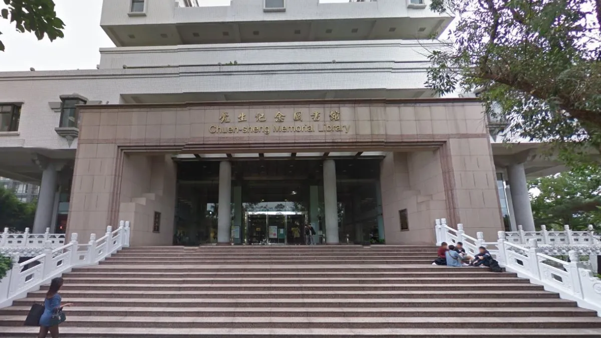 淡江大學1名攻讀英文系博士班3年級學生,8日晚間被人發現倒臥在校內圖書館8樓個人研究室。圗為淡江大學圖書館。(取自Google map)