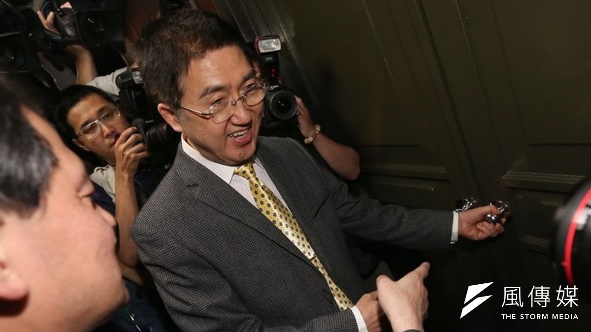 民進黨鎖住立院9樓大禮堂,國民黨政策會執行長林鴻池等人人不得其門而入。(吳逸驊攝) 民進黨鎖住立院9樓大禮堂,國民黨政策會執行長林鴻池等人人不得其門而入。(吳逸驊攝)