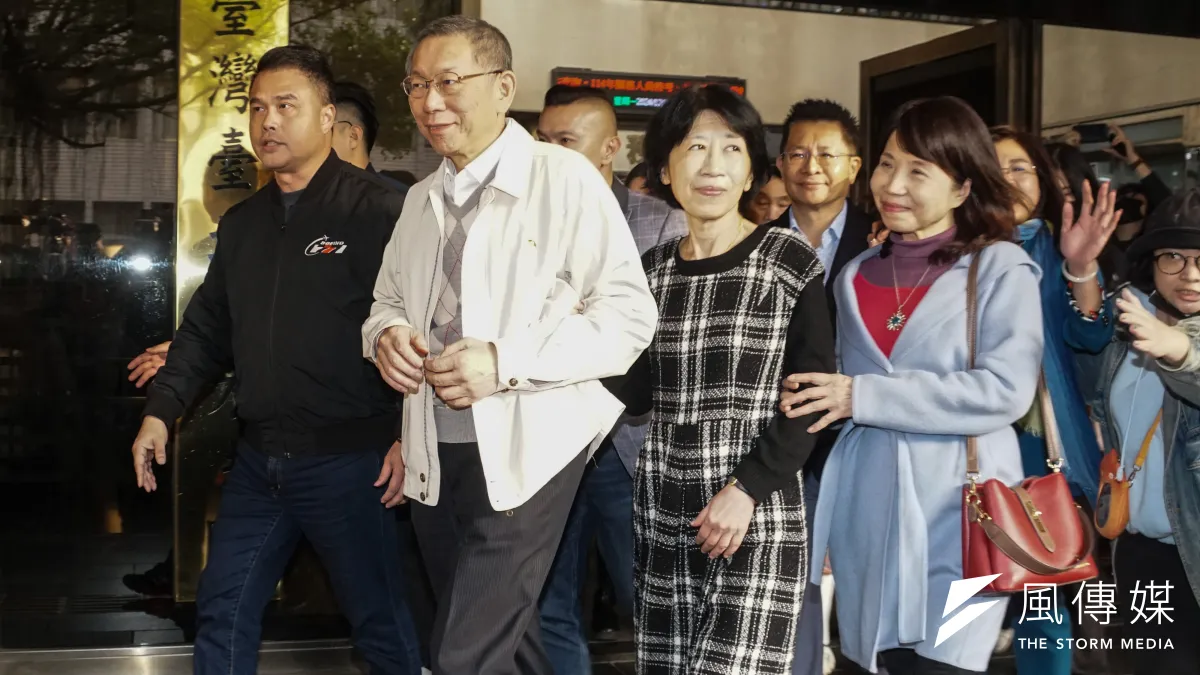 柯文哲(左二)在還押看守所前交保期間,夫人陳佩琪(右二)臉上仍可見微笑。(資料照,蔡親傑攝)