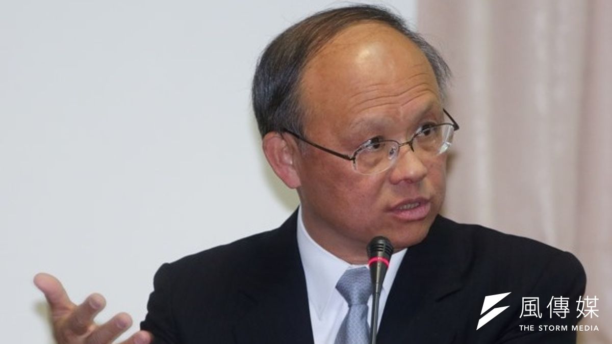 經濟部長鄧振中表示,燃料下跌節省的90億成本會在元旦前確定回饋方案,回饋對象以住戶及小商家共1291萬家戶為主。(余志偉攝) 經濟部長鄧振中表示,燃料下跌節省的90億成本會在元旦前確定回饋方案,回饋對象以住戶及小商家共1291萬家戶為主。(余志偉攝)