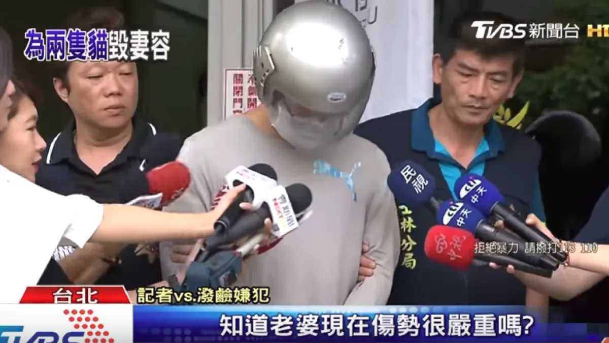 朱姓士官長今年7月與妻子一言不合,竟朝妻潑強鹼。此案21日開庭,雙方表示已達成和解。(擷取自TVBS)