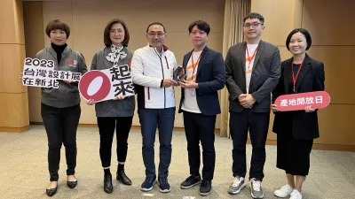 2023台灣設計展「鶯歌產地開放日」獲「年度在地文化新演繹」獎項,今日市政會議獻獎,市長侯友宜與陶次瓦代代合作會王升秘書長、許世鋼常務監事、台灣設計研究院艾淑婷副院長、副秘書長龔雅雯、文化局張䕒育局長合影。(圖/新北市文化局)