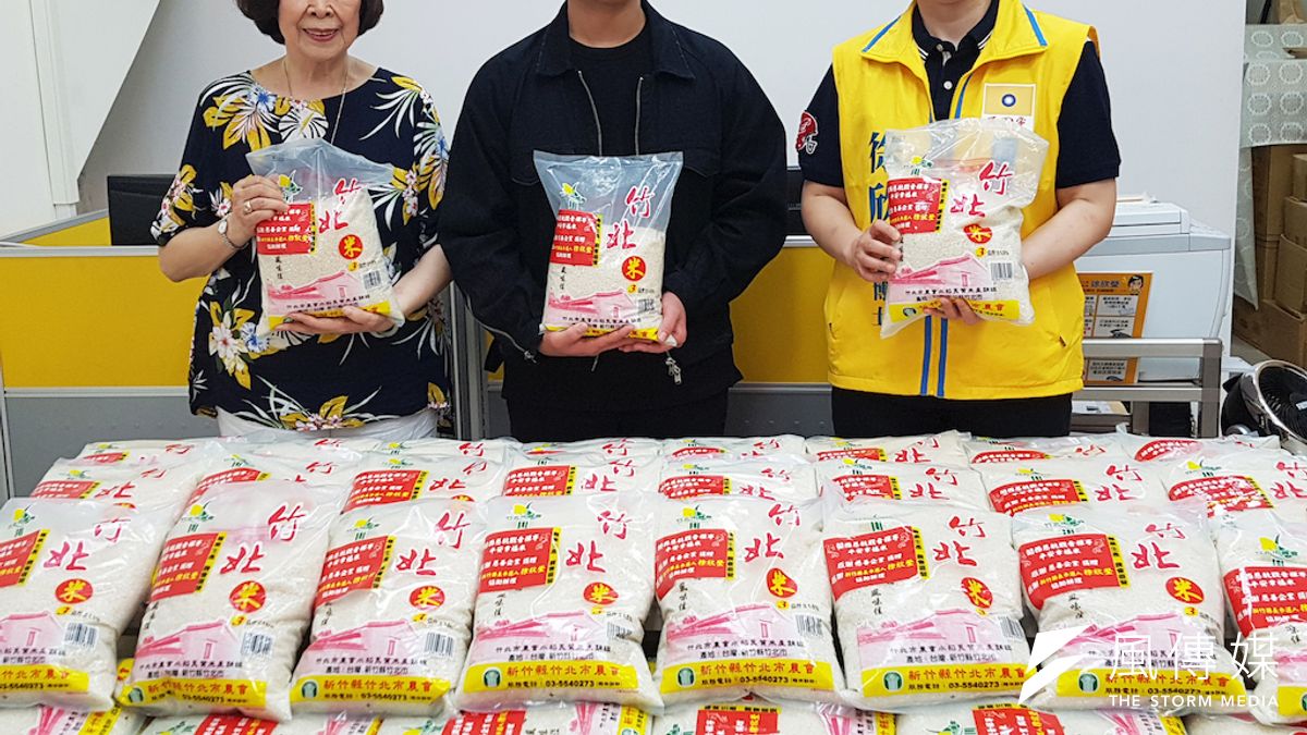 捐贈一萬公斤白米的善心人士楊侍叡(中)感謝徐欣瑩透過助理與地方人脈將這些白米送給有需要的人。(圖/方詠騰攝) 捐贈一萬公斤白米的善心人士楊侍叡(中)感謝徐欣瑩透過助理與地方人脈將這些白米送給有需要的人。(圖/方詠騰攝)