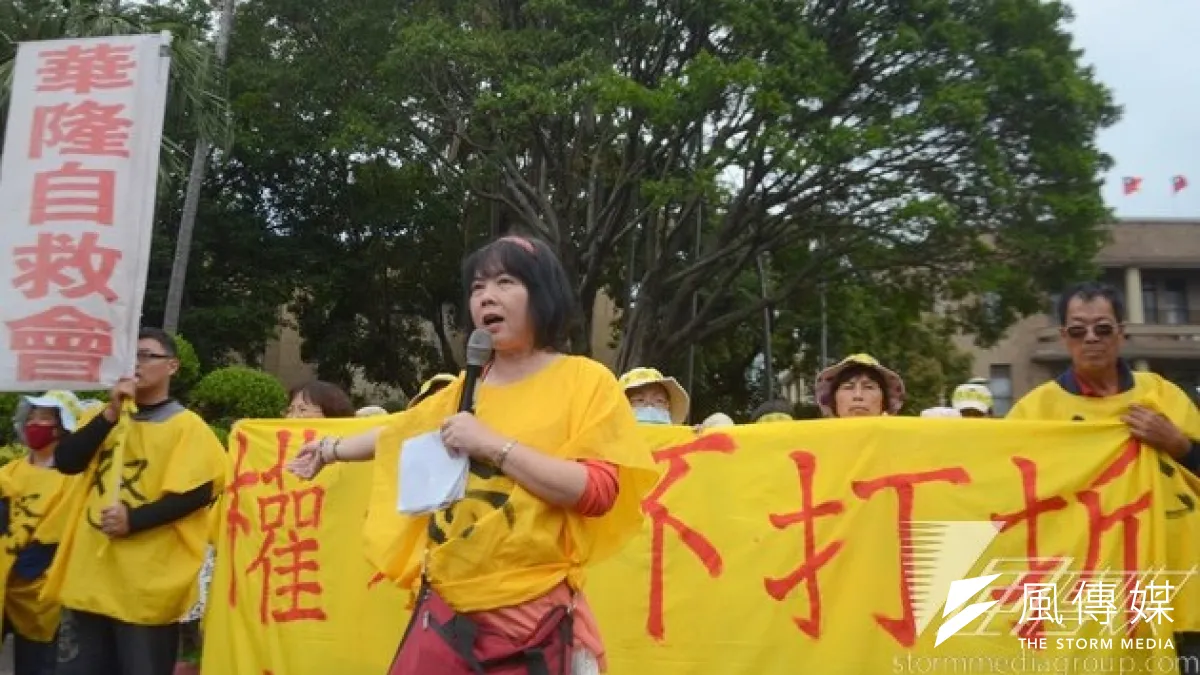 不滿勞動部提出的退休金賠償方案,華隆關廠工人6日到行政院門口抗議。(宋小海攝)